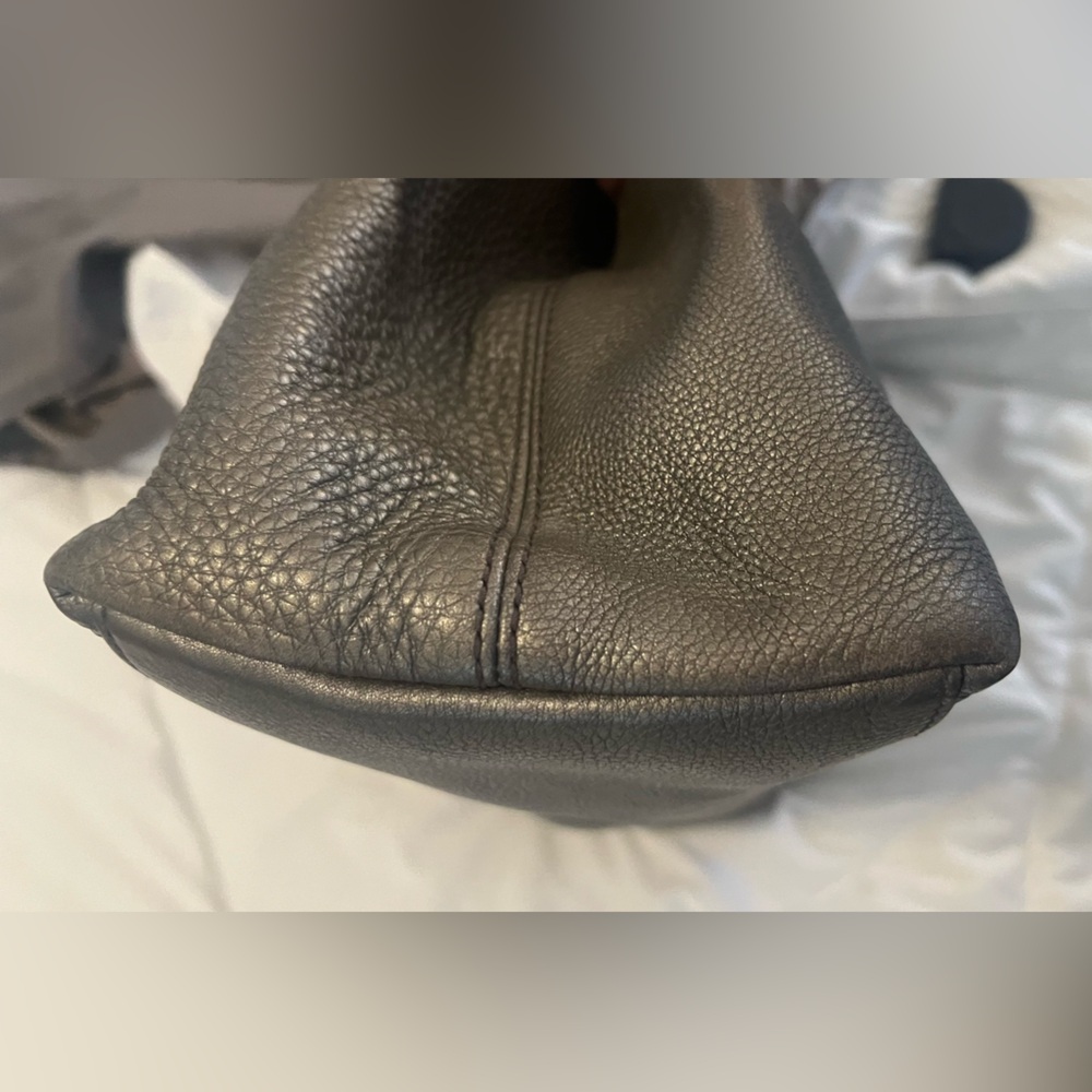 Gucci Metallic Gray Soho Leather Shoulder Bag with Tassel - Picture 5 of 16